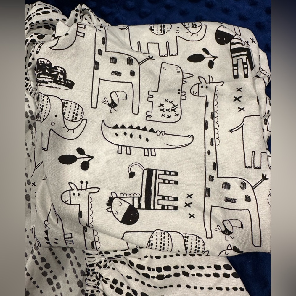 The Peanut Shell bassinet sheets, set of 2 black and white